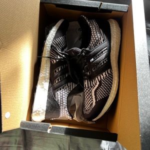 Adidas Ultraboost 5.0 DNA “Black/White” Size 9